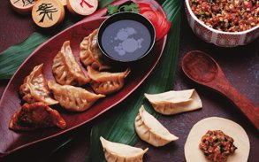 Благодаря сковороде WOK от Zepter вы можете готовить несколько различных блюд одновременно.