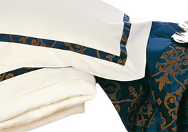 Комплект двуспального постельного белья Hollywood состоит из простыни, двух наволочек и пододеяльника.