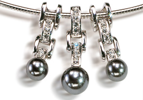 Изделия украшены кристаллами Swarovski, известными во всем мире своим исключительным качеством.