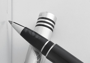 Структура полимерной смолы придает каждой ручке индивидуальность.